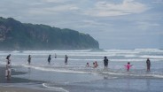 Pengunjung Pantai Manggar Meningkat 20% Selama Liburan Sekolah