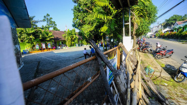 Sudah Hampir Setahun, Gerbang SDN Kuranji Ditutup Tumpukan Kayu