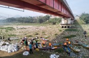 Pembersihan Sampah di Kawasan Jembatan BBS Batujajar Tuntas