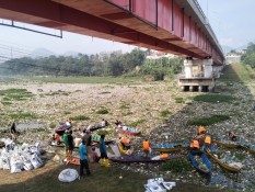 Pembersihan Sampah di Kawasan Jembatan BBS Batujajar Tuntas