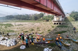 Pembersihan Sampah di Kawasan Jembatan BBS Batujajar Tuntas