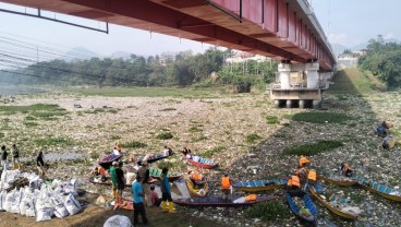 Pembersihan Sampah di Kawasan Jembatan BBS Batujajar Tuntas