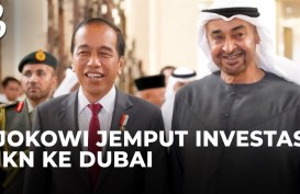 Momen Jokowi Disambut Pelukan Hangat MBZ Saat Tiba di Abu Dhabi