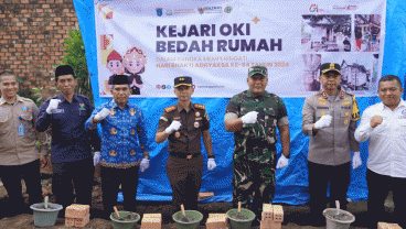 Jelang Hari Bhakti Adhyaksa, Kejari OKI Gelar Aksi Sosial Bedah Rumah