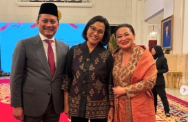 Senyum Lebar Sri Mulyani Usai Jokowi Lantik Thomas Djiwandono jadi Wamenkeu II