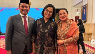 Senyum Lebar Sri Mulyani Usai Jokowi Lantik Thomas Djiwandono jadi Wamenkeu II