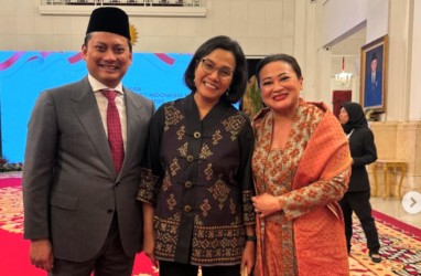 Senyum Lebar Sri Mulyani Usai Jokowi Lantik Thomas Djiwandono jadi Wamenkeu II