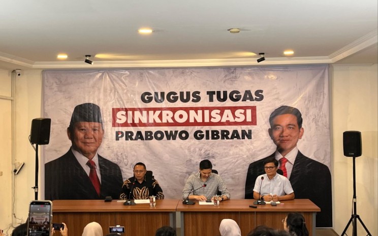 Tim Gugus Tugas Sinkronisasi Prabowo-Gibran saat memberikan keterangan ke awak media di media center TKN Prabowo-Gibran, Jumat (19/7/2024) - Bisnis/Anshary Madya Sukma