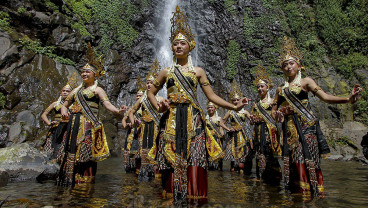 Ritual Siraman Air Terjun Sedudo di Nganjuk
