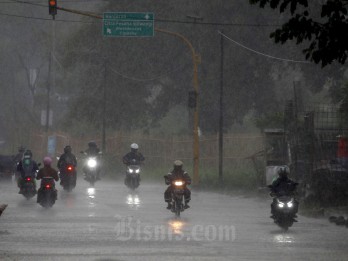 BMKG: Sebagian Wilayah RI Berawan Tebal, Berpotensi Hujan Lebat Disertai Petir
