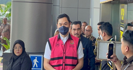 Tersang kasus tata niaga timah sekaligus suami Sandra Dewi, Harvey Moeis dilimpahkan ke Kejaksaan Negeri (Kejari) Jakarta Selatan, Senin (22/7/2024)/Bisnis-Anshary Madya Sukma