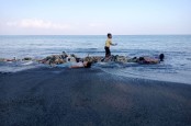 Jaring di Muara Sungai Cegah Sampah Masuk ke Laut