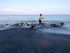 Jaring di Muara Sungai Cegah Sampah Masuk ke Laut