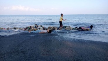 Jaring di Muara Sungai Cegah Sampah Masuk ke Laut