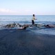 Jaring di Muara Sungai Cegah Sampah Masuk ke Laut