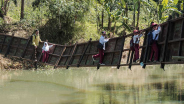 Warga Nekat Gunakan Jembatan Yang Rusak di Sukabumi