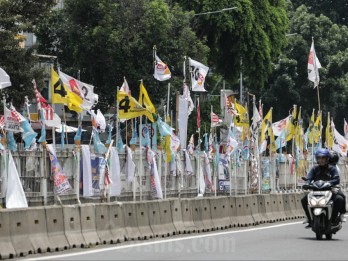 Satpol PP Banten Kewalahan Menertibkan Alat Peraga Kampanye