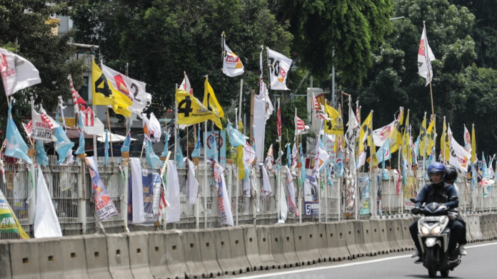 Satpol PP Banten Kewalahan Menertibkan Alat Peraga Kampanye
