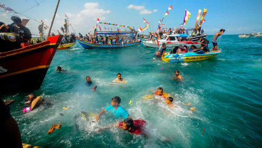 Kemeriahan Tradisi Ruwat Laut Nelayan di Carita