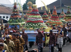 Ribuan Peserta Ikuti Tradisi Upacara Pisowanan Agung di Wonosobo