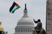 Momen Demonstran Anti-Israel Kibarkan Bendera Palestina dan Bakar Bendera AS