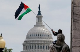 Momen Demonstran Anti-Israel Kibarkan Bendera Palestina dan Bakar Bendera AS