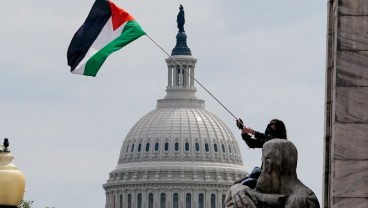 Momen Demonstran Anti-Israel Kibarkan Bendera Palestina dan Bakar Bendera AS