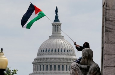 Momen Demonstran Anti-Israel Kibarkan Bendera Palestina dan Bakar Bendera AS