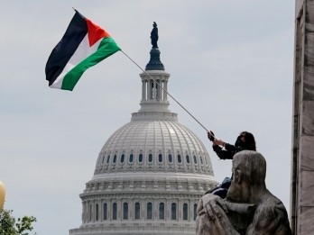 Momen Demonstran Anti-Israel Kibarkan Bendera Palestina dan Bakar Bendera AS