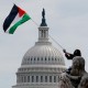 Momen Demonstran Anti-Israel Kibarkan Bendera Palestina dan Bakar Bendera AS