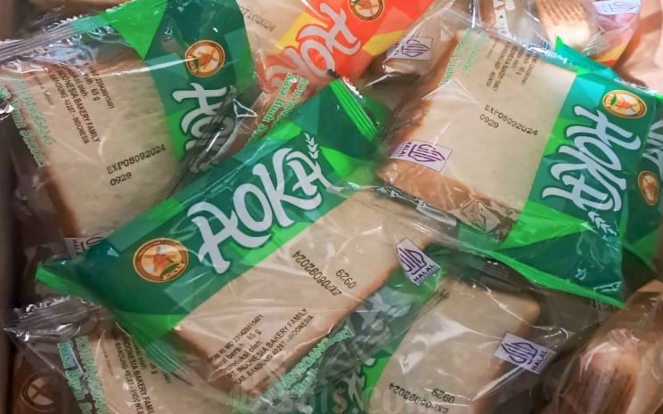 Roti Aoka dijual di warung kelontong dengan harga Rp3.000 per bungkus punya masa simpan lebih panjang dibandingkan roti-roti pada umumnya - Bisnis/Dwi Rachmawati