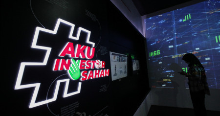 Karyawan beraktivitas di dekat layar pergerakan saham PT Bursa Efek Indonesia (BEI), Jakarta, Selasa (9/7/2024). Bisnis/Fanny Kusumawardhani