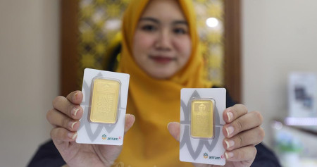 Karyawati menunjukkan emas PT Aneka Tambang Tbk. (Antam) di salah satu galeri emas di Jakarta, Selasa (19/9/2023). Bisnis