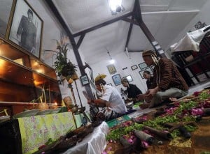 Ritual Jamasan Pusaka Bung Karno di Kediri