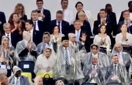 Momen Prabowo Hadiri Upacara Pembukaan Olimpiade Paris 2024, Pakai Mantel dan Jas Hujan