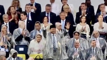 Momen Prabowo Hadiri Upacara Pembukaan Olimpiade Paris 2024, Pakai Mantel dan Jas Hujan