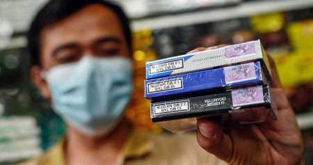Pekerja menata bungkus rokok bercukai di Jakarta. Bisnis/Fanny