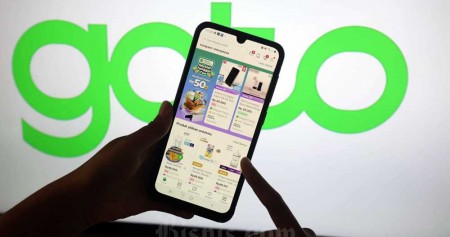 Warga berbelanja secara daring menggunakan e-commerce Tokopedia di Jakarta, Minggu (17/7/2022). Bisnis/Himawan L Nugraha