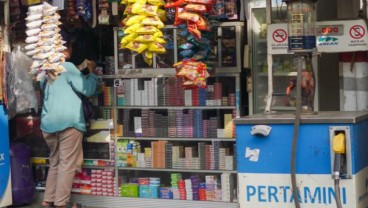 Jual Rokok Eceran Dilarang, Pedagang Kecil Teriak: Rugi Kita!