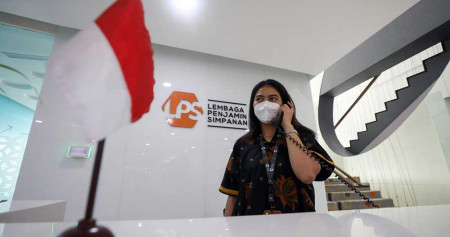 Karyawati beraktivitas di kantor Lembaga Penjamin Simpanan (LPS) di Jakarta. Bisnis/Arief Hermawan P