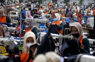 Zona Merah Manufaktur RI, Aturan Impor jadi Biang Kerok?