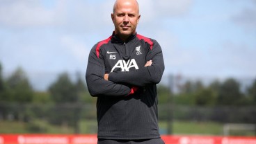 Pelatih Manchester United, Eric ten Hag Yakin Slot Bakal Sukses Tangani Liverpool