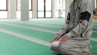 Doa Duduk di Antara Dua Sujud sesuai Sunnah dan Artinya Lengkap