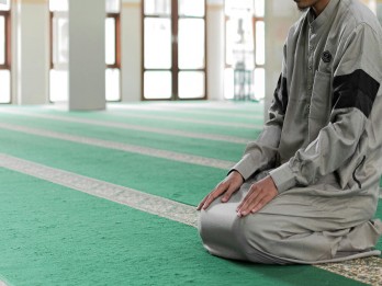 Doa Duduk di Antara Dua Sujud sesuai Sunnah dan Artinya Lengkap