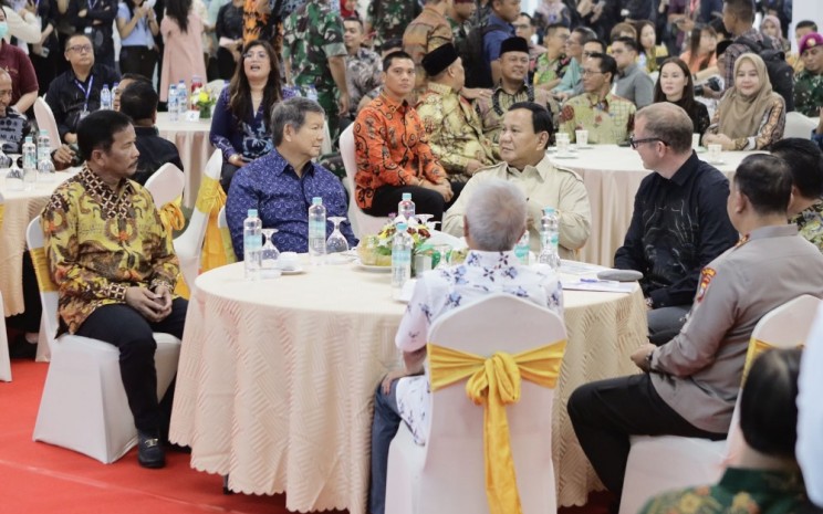 Prabowo Subianto (tengah) berbincang dengan Hasyim Djohohadikusumo (kedua dari kiri) dan konglomerat Nat Rothschild (kedua dari kanan) di Batam, Minggu (4/8/2024). - Bisnis/Istimewa