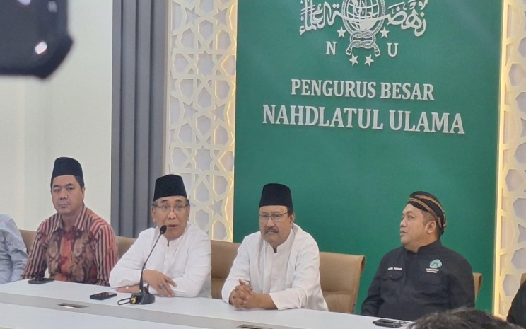 (Dari kiri-kanan) -Rektor Unusia Juri Ardiantoro, Ketua Umum PBNU Yahya Cholil Staquf, Sekjen PBNU Gus Saiful saat menggelar konferensi pers terkait dengan perkembangan Gaza, Palestina, dan Israel di kantor PBNU, Jakarta, Selasa (16/7/2024) - Bisnis/Sholahudin