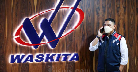 Karyawan beraktivitas disekitar logo PT Waskita Karya (Persero) Tbk. (WSKT), Jakarta, Selasa (11/10/2022). Bisnis/Abdurachman