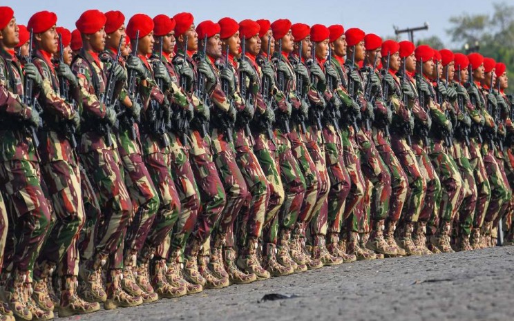 Sejumlah prajurit berbaris dalam gladi bersih Hari Ulang Tahun (HUT) ke-78 Tentara Nasional Indonesia (TNI) di Lapangan Silang Monumen Nasional (Monas), Gambir, Jakarta Pusat, Selasa (3/10/2023). Gladi bersih yang diikuti 4.630 personel dan 130 alutsista dari tiga matra TNI tersebut digelar untuk persiapan HUT TNI pada Kamis (5/10). ANTARA FOTO/Aditya Pradana Putra - YU