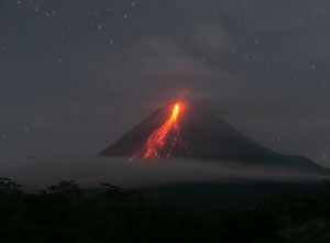 Gunung Merapi Kembali Muntahkan Lava Pijar