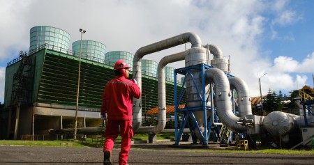 Ilustrasi petugas PLN Indonesia Power melakukan pengecekan pada Pembangkit Listrik Tenaga Panas Bumi (PLTP) Kamojang, Kabupaten Bandung, Jawa Barat/Dok. PLN